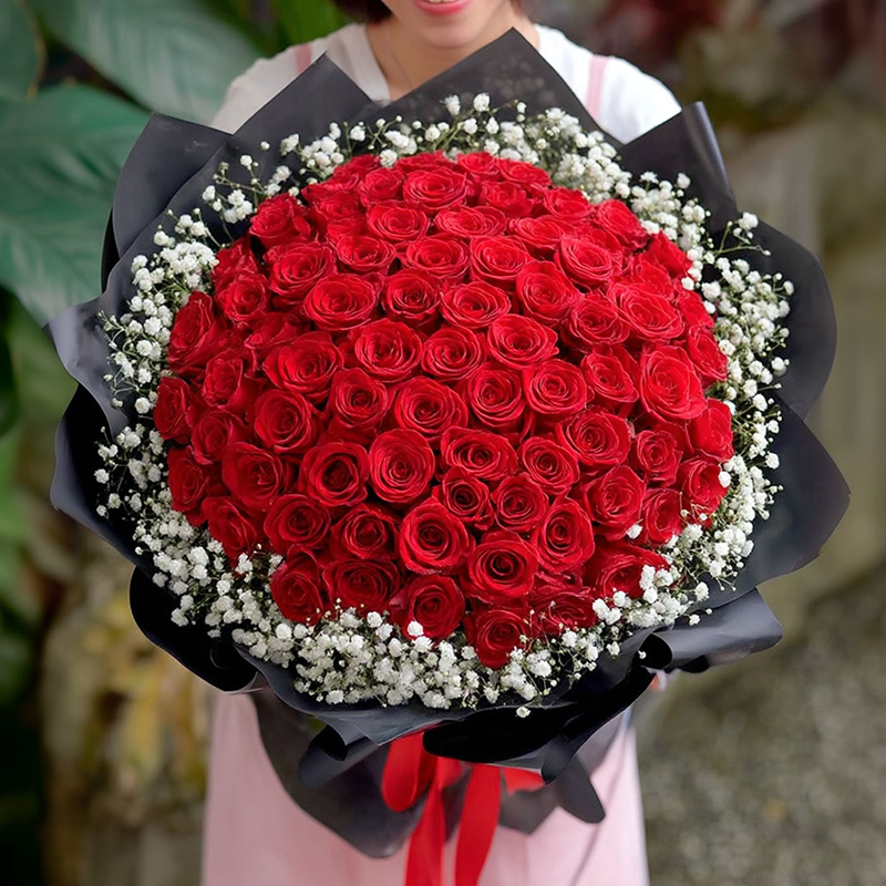 Does Murrieta write her name on the flower basket she sends?